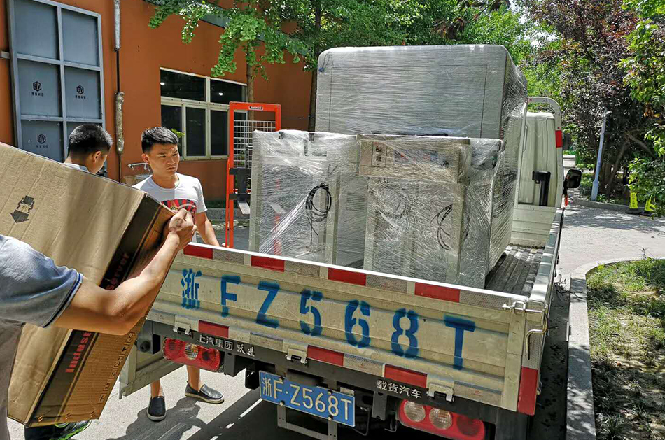 南通客戶SMT設(shè)備專車送貨，貨到上門安裝調(diào)試