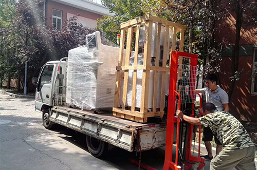 常熟客戶SMT設(shè)備專車送貨，貨到上門安裝調(diào)試
