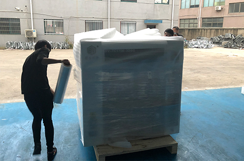 深圳客戶(hù)SMT設(shè)備專(zhuān)車(chē)送貨，貨到上門(mén)安裝調(diào)試