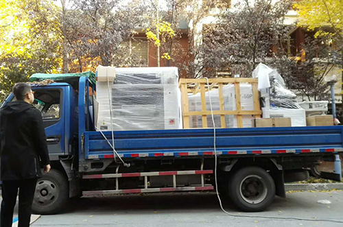 丹陽(yáng)客戶SMT設(shè)備專(zhuān)車(chē)送貨，貨到上門(mén)安裝調(diào)試
